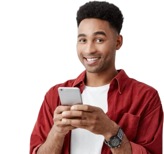 Homem sorrindo e usando um celular